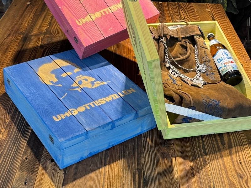 Charivari und Box Detail