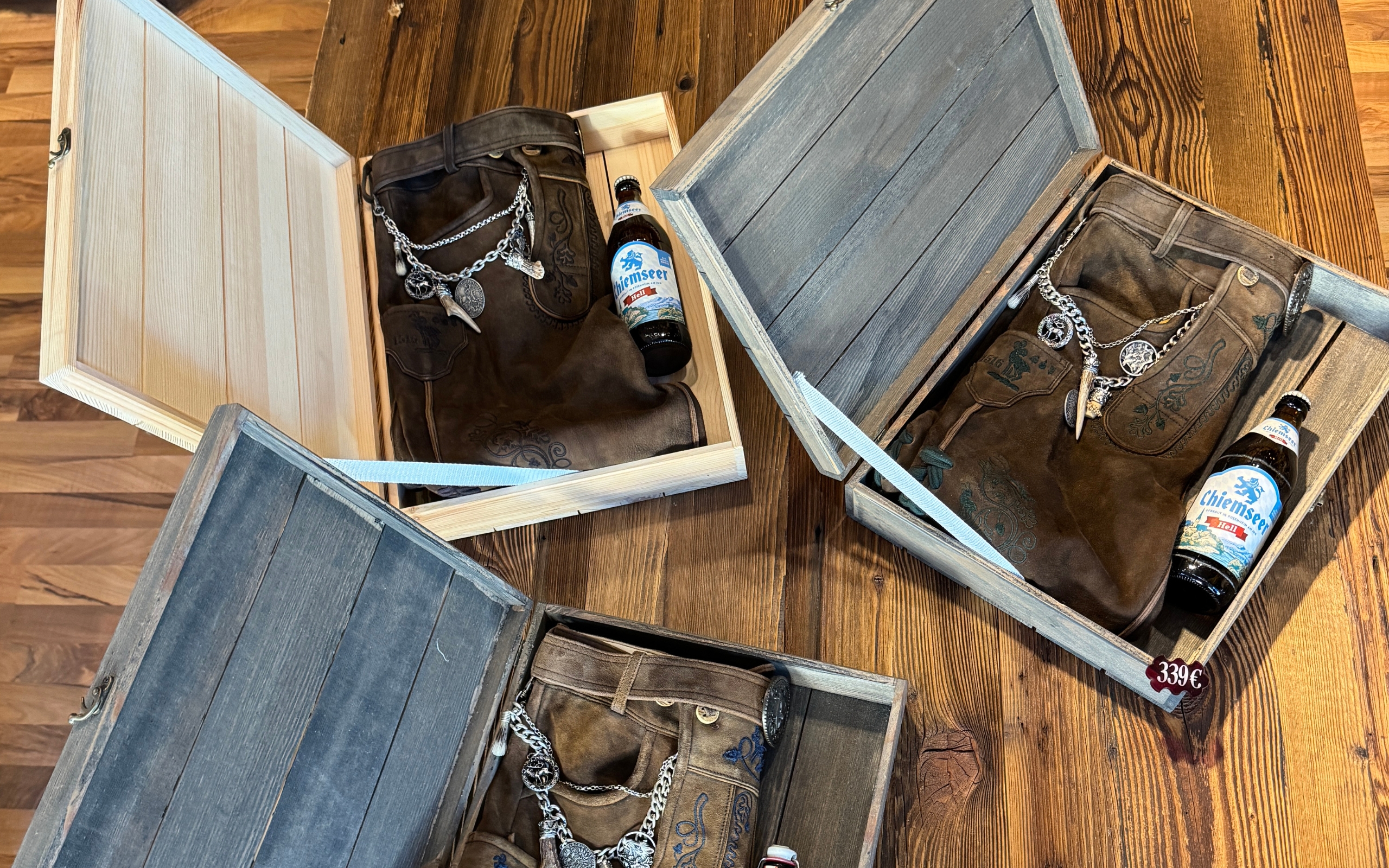 umGotteswillen Lederhose in Holzkiste